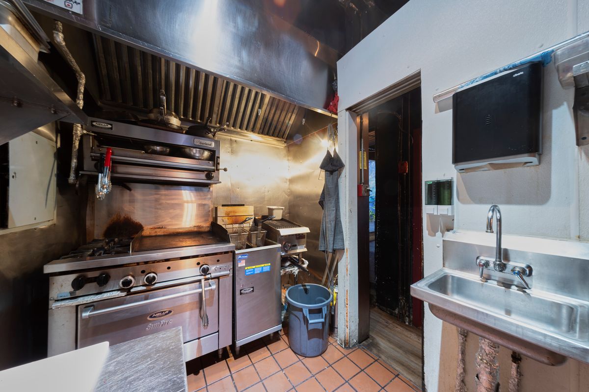 Whole Kitchen, Cold Prep Station, Diswashing Area